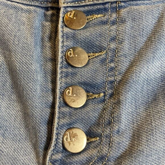D.JEANS Crop Raw Hem Button Front Jeans - Picture 9 of 11